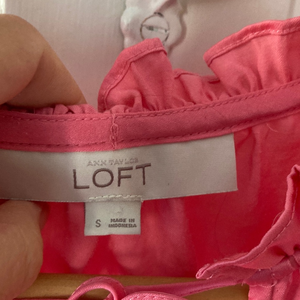 LOFT Coral Ruffle Neck Blouse-tiny flaw - Picture 2 of 5
